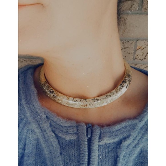 Stunning embossed Gold Plated Choker - Picture 4 of 7